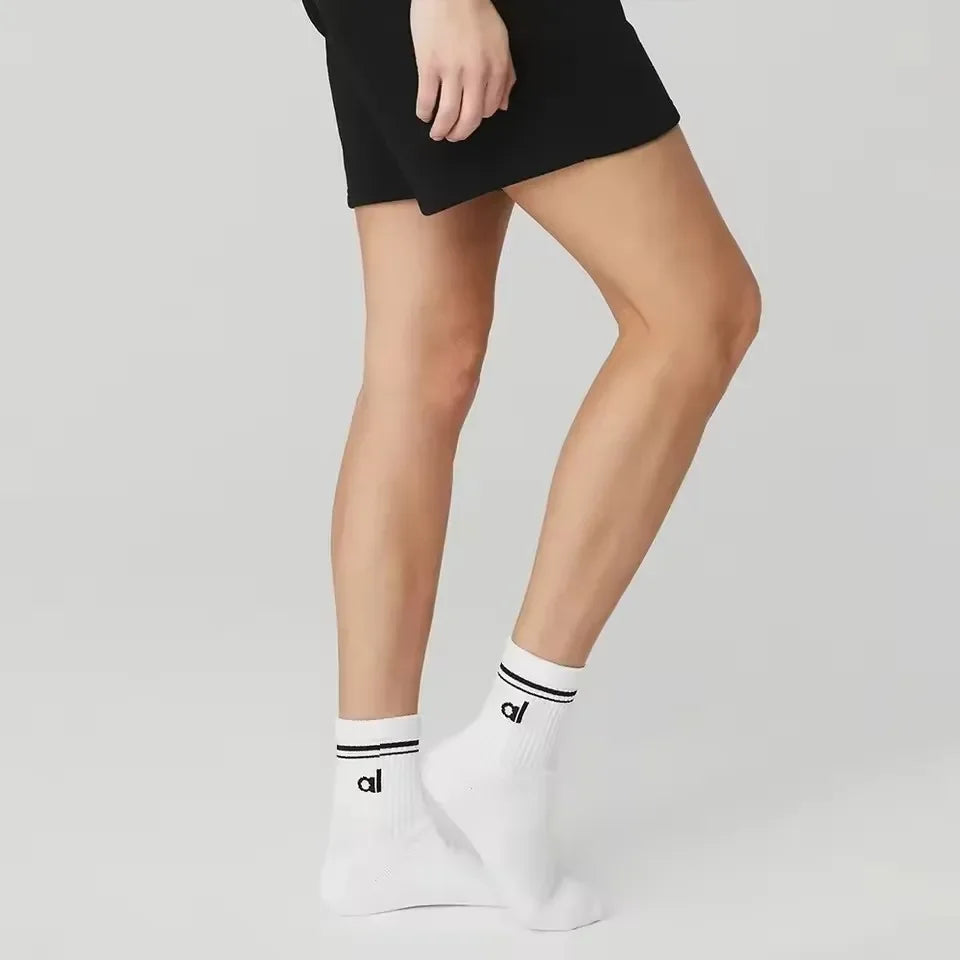 2025 yoga meia femininas yoga esportes meias casuais algodão meias esportivas sazonal unisex preto e branco longo tubo acessório