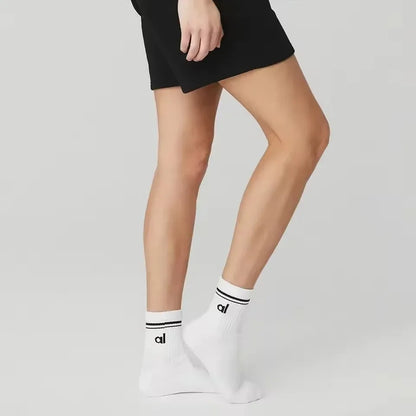 2025 yoga meia femininas yoga esportes meias casuais algodão meias esportivas sazonal unisex preto e branco longo tubo acessório